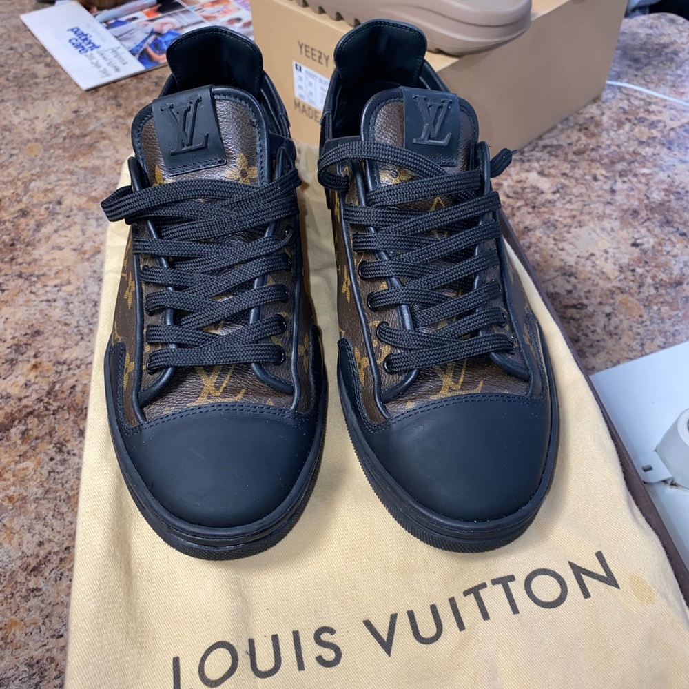 Like new, low top original louis  vuitton men sneakers.